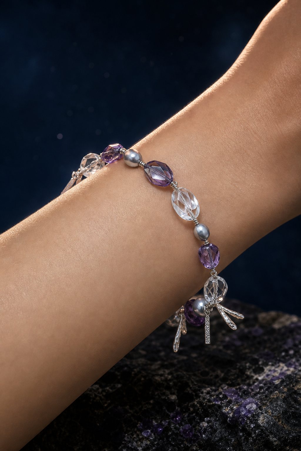 Violet Tide Amethyst Pearl Bracelet (14.5 / 15 / 16 cm) faceless model close-up